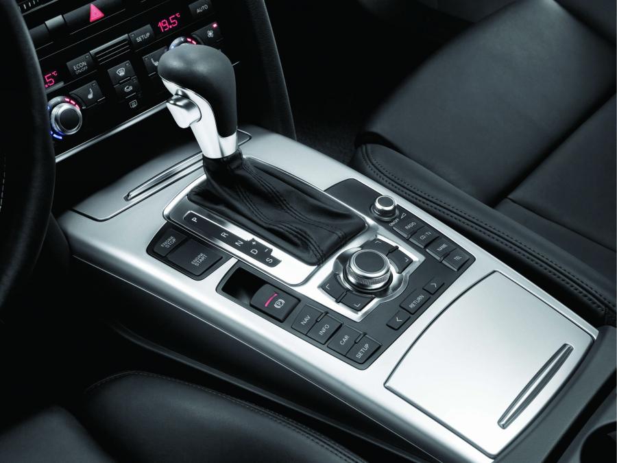 Детали интерьера Audi S6 Sedan (4F, C6) 2006 года  (фото 27 из 35)